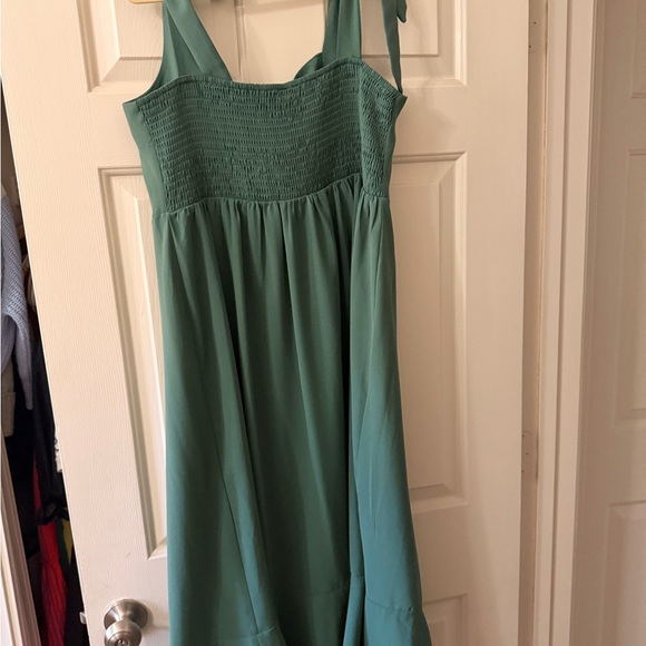 Chic Sleeveless Midi Dress in Green - Picture 5 of 6